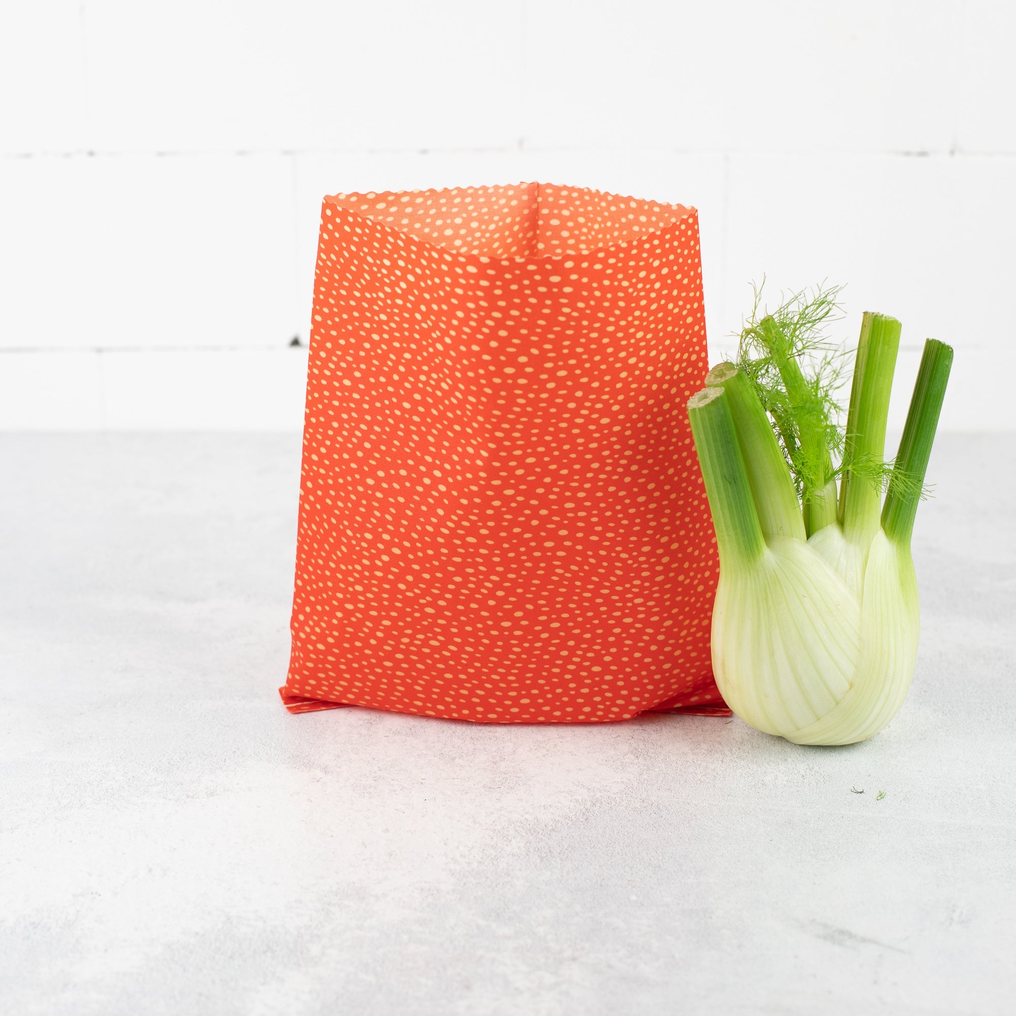 Bivokspose - "Medium" Red dots fra Lev Logisk