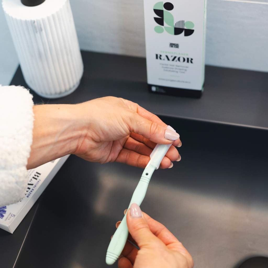 Dermaplaner eyebrow razor m/5 ekstra barberblad - Mint grønn - Lev Logisk