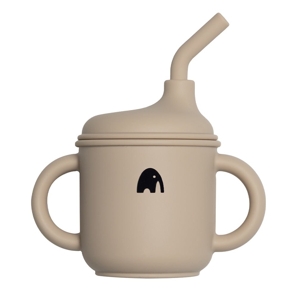 Kopp i silikon med sugerør og hank - Sand - Lev Logisk