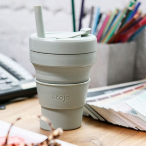 Stojo stor smoothie/kaffekopp m/sugerør 470 ml- Sage- - Lev Logisk